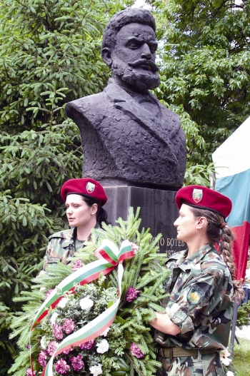 6月2日,在保加利亚城市鲁塞,两名女兵向鲍特夫雕像敬献花圈