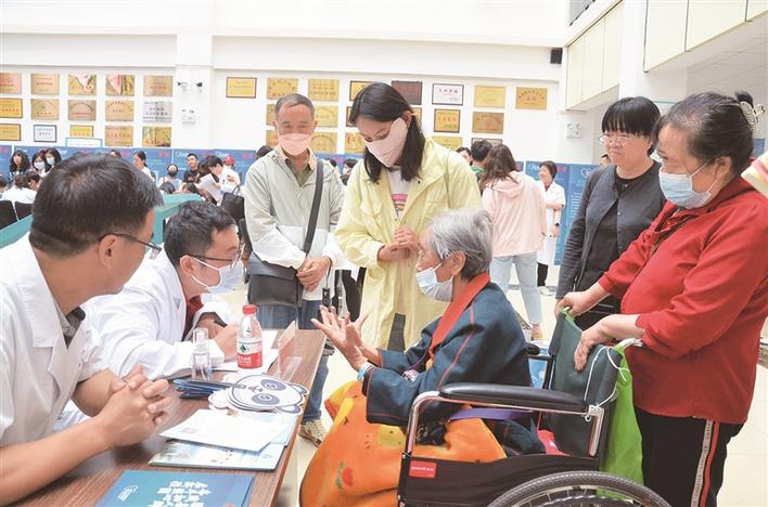 复旦大学上海医学院博士生医疗服务团到我州开展大型义诊活动